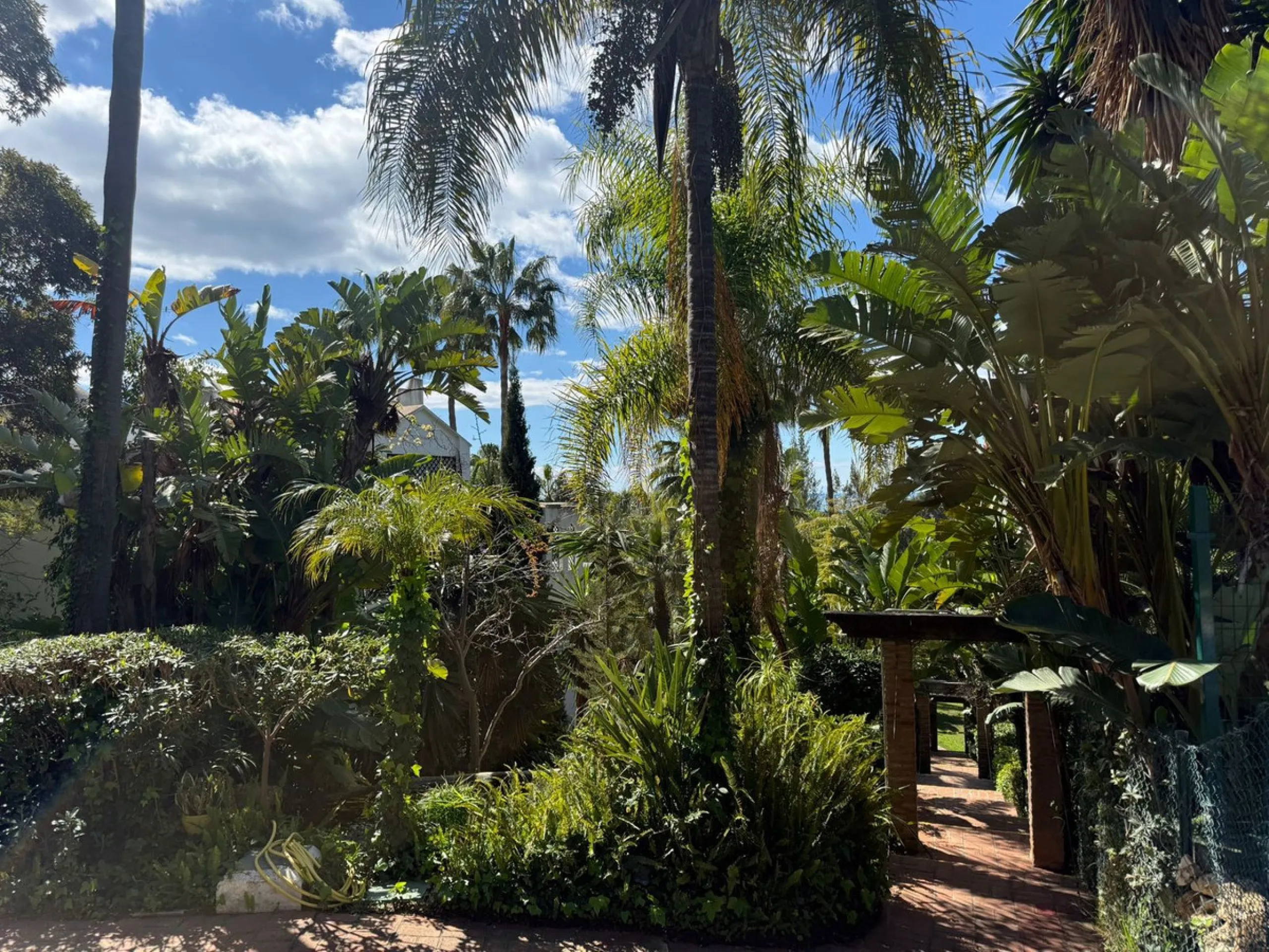 Beautiful south-facing 2-bedroom, 1-bathroom apartment located in La Reserva de Marbella.