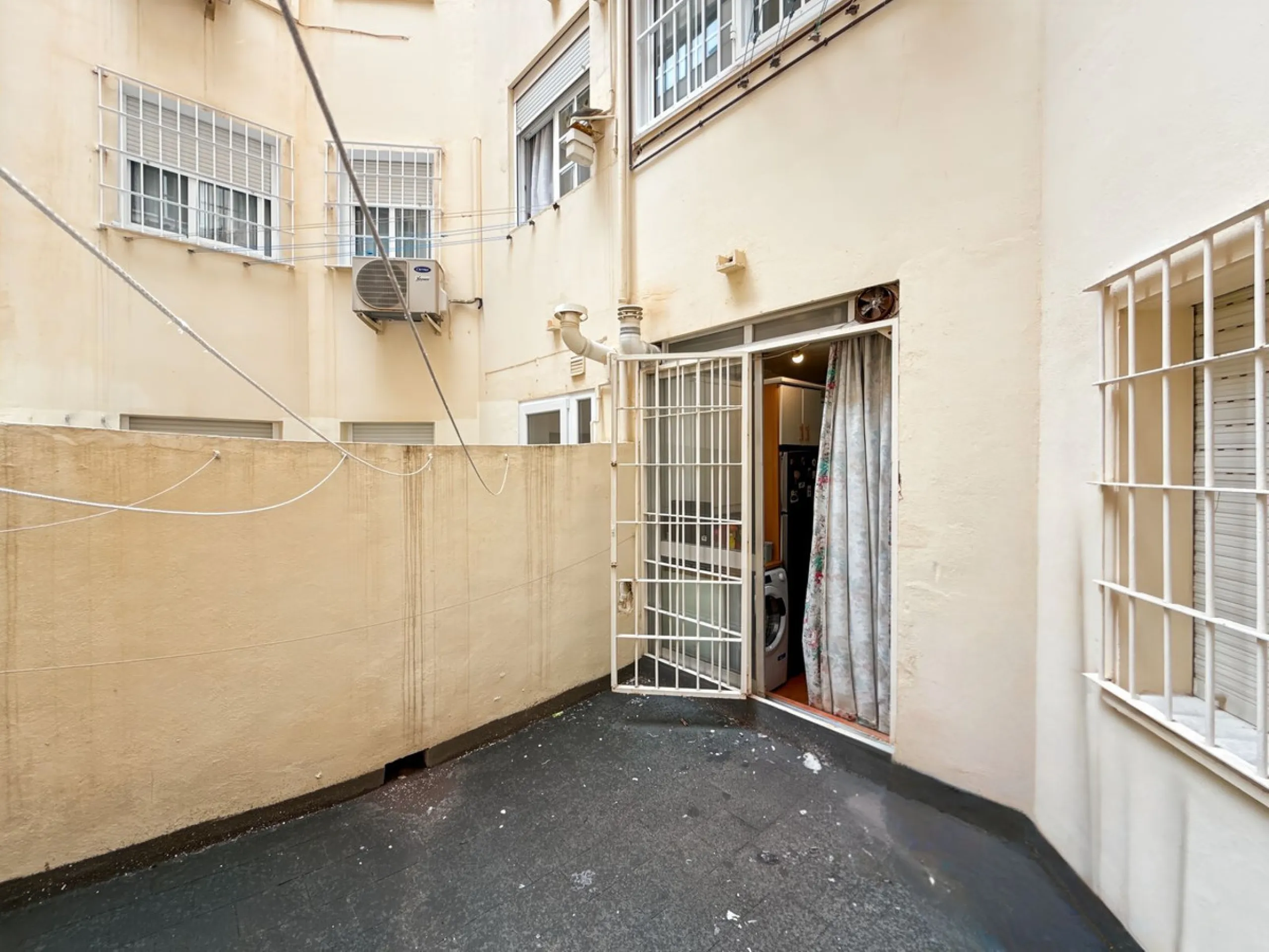 Imagine waking up every morning to the sea breeze on your skin. Living just 200 meters from the beach, in one of Málaga's most authentic—and up-and-coming—neighborhoods. Welcome to your new home on Héroes de Sostoa Street, in vibrant Perchel Sur: a place 