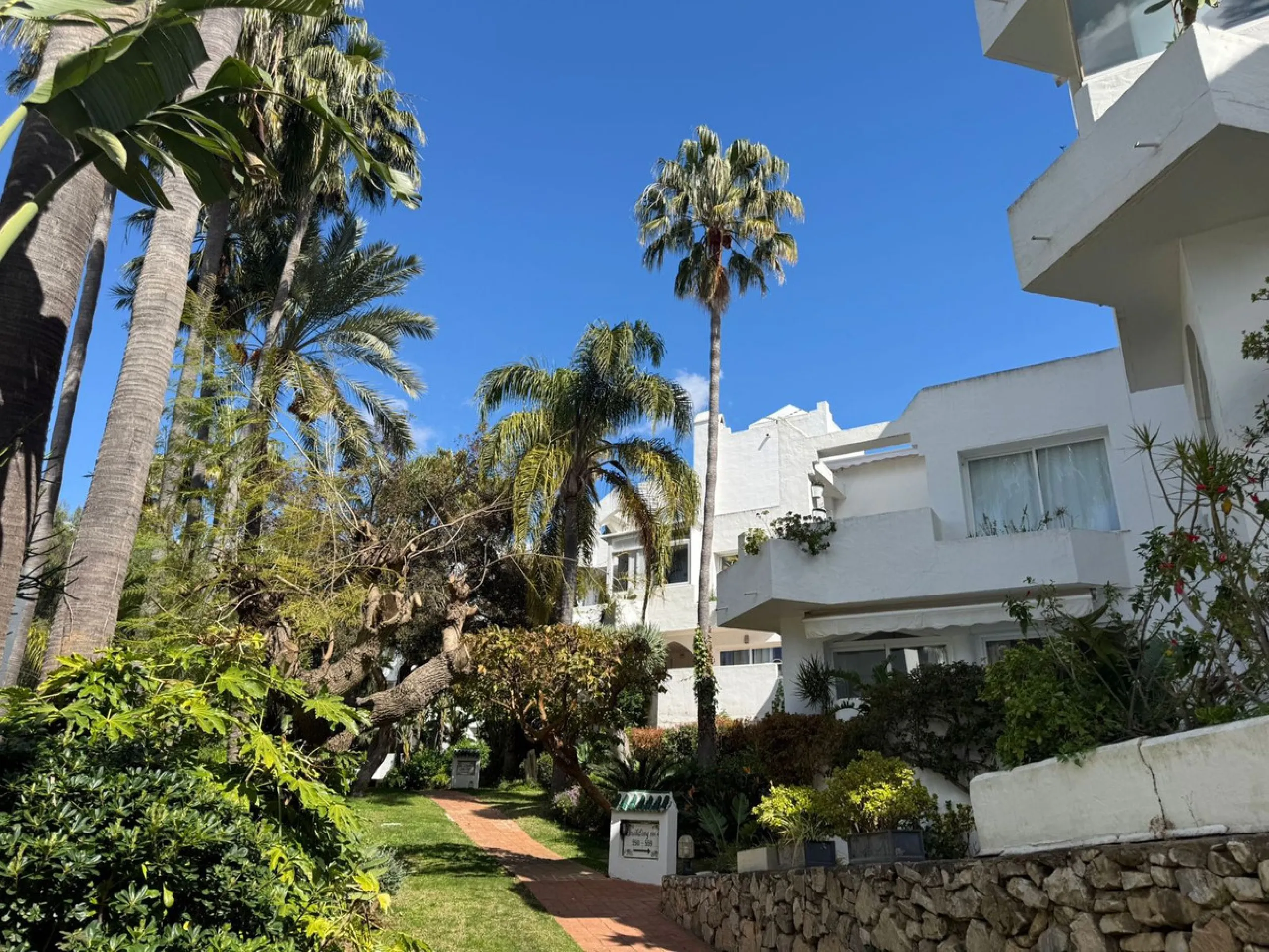 Beautiful south-facing 2-bedroom, 1-bathroom apartment located in La Reserva de Marbella.