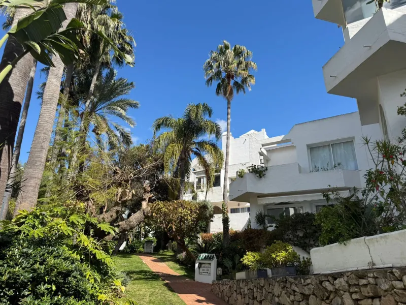 Beautiful south-facing 2-bedroom, 1-bathroom apartment located in La Reserva de Marbella.