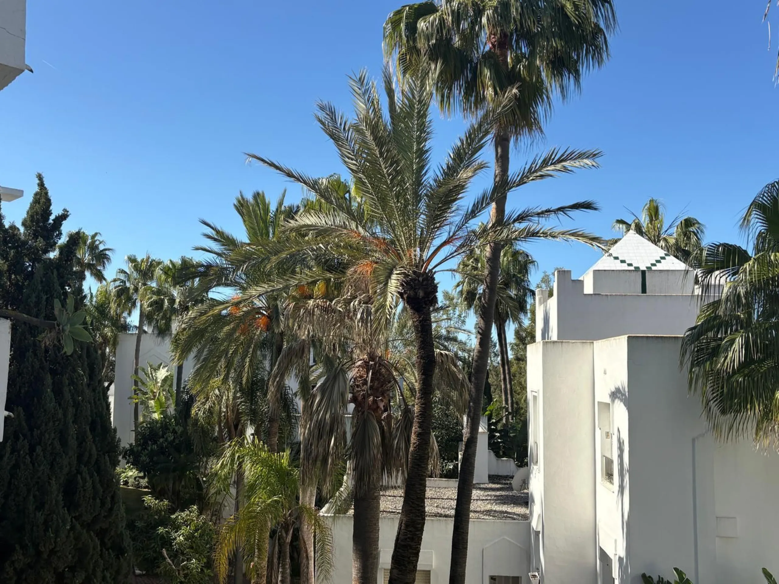 Beautiful south-facing 2-bedroom, 1-bathroom apartment located in La Reserva de Marbella.