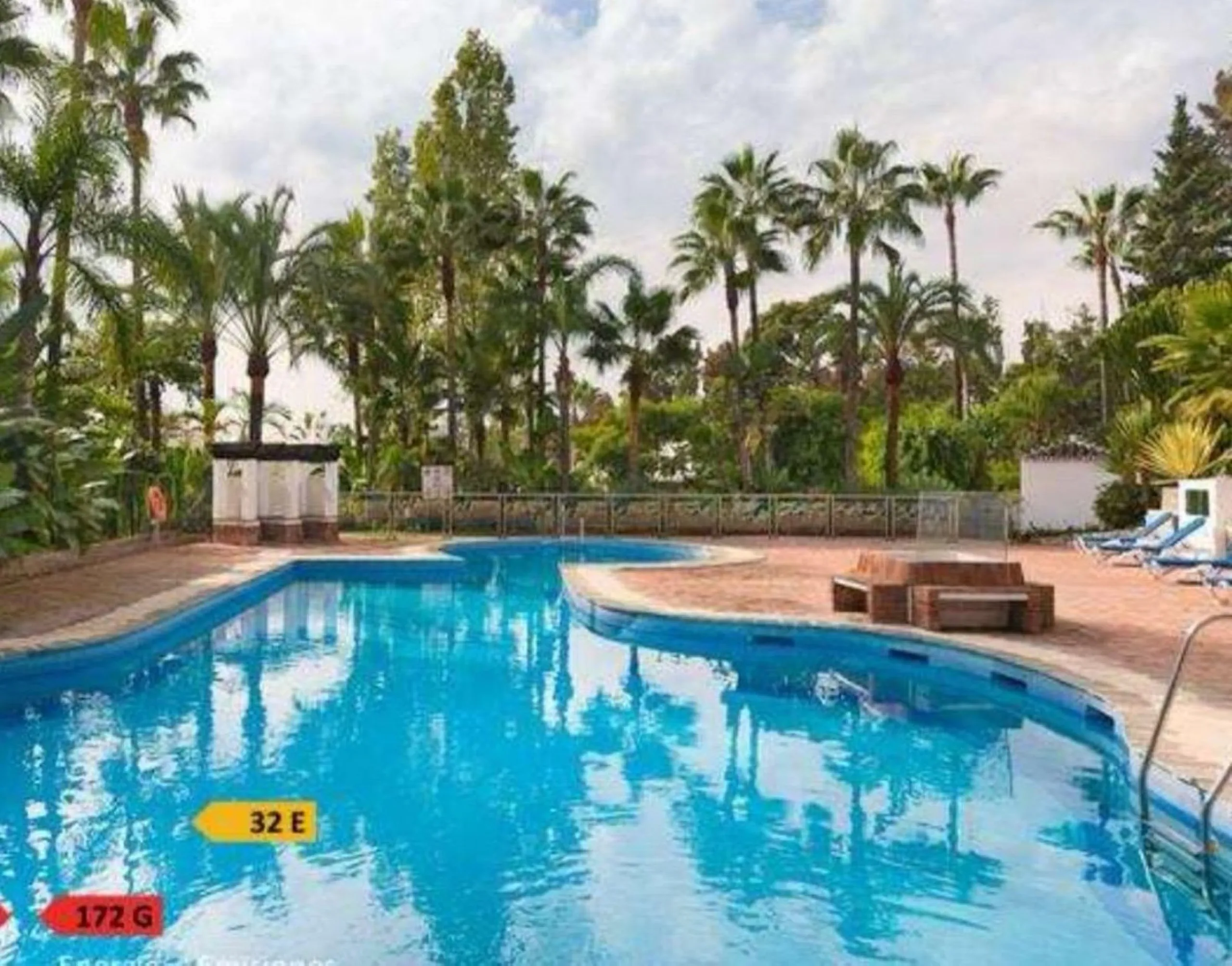 Beautiful south-facing 2-bedroom, 1-bathroom apartment located in La Reserva de Marbella.