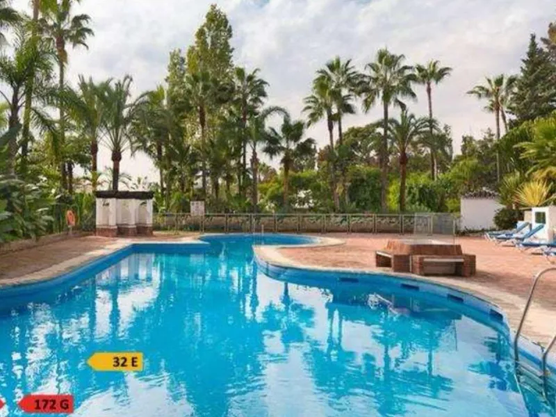 Beautiful south-facing 2-bedroom, 1-bathroom apartment located in La Reserva de Marbella.