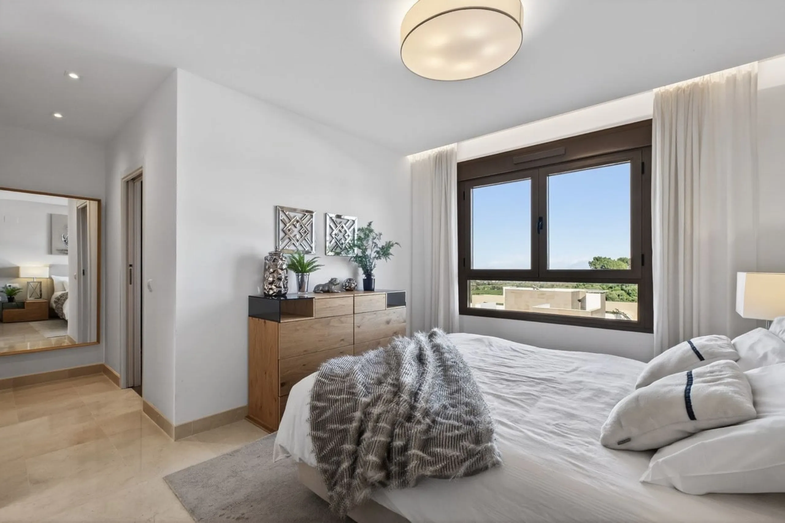 Dieses stilvolle Reihenhaus vereint Wohnraum, Natürlichkeit und modernes Design zu einem komfortablen Zuhause – ideal für den dauerhaften Wohnsitz oder als Ferienwohnung. Marmorböden und ein warmes, zeitgenössisches Ambiente zeichnen es aus