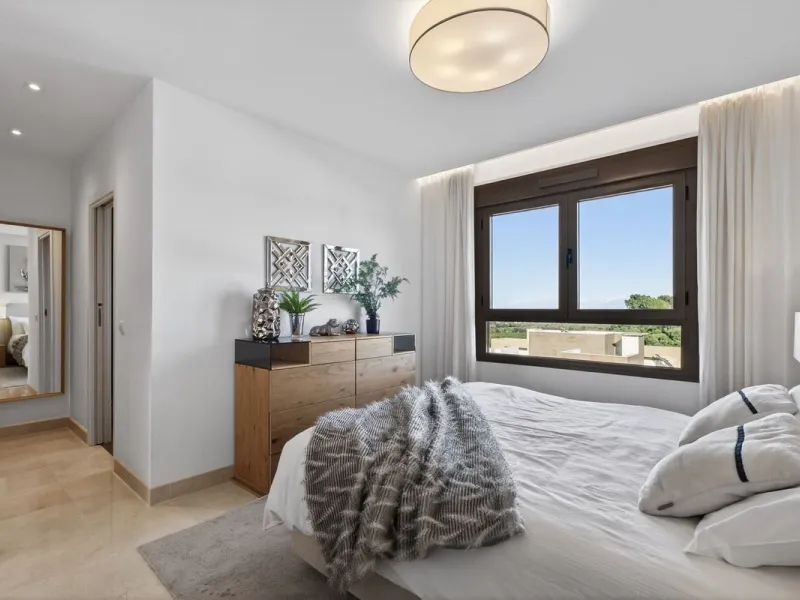 Dieses stilvolle Reihenhaus vereint Wohnraum, Natürlichkeit und modernes Design zu einem komfortablen Zuhause – ideal für den dauerhaften Wohnsitz oder als Ferienwohnung. Marmorböden und ein warmes, zeitgenössisches Ambiente zeichnen es aus