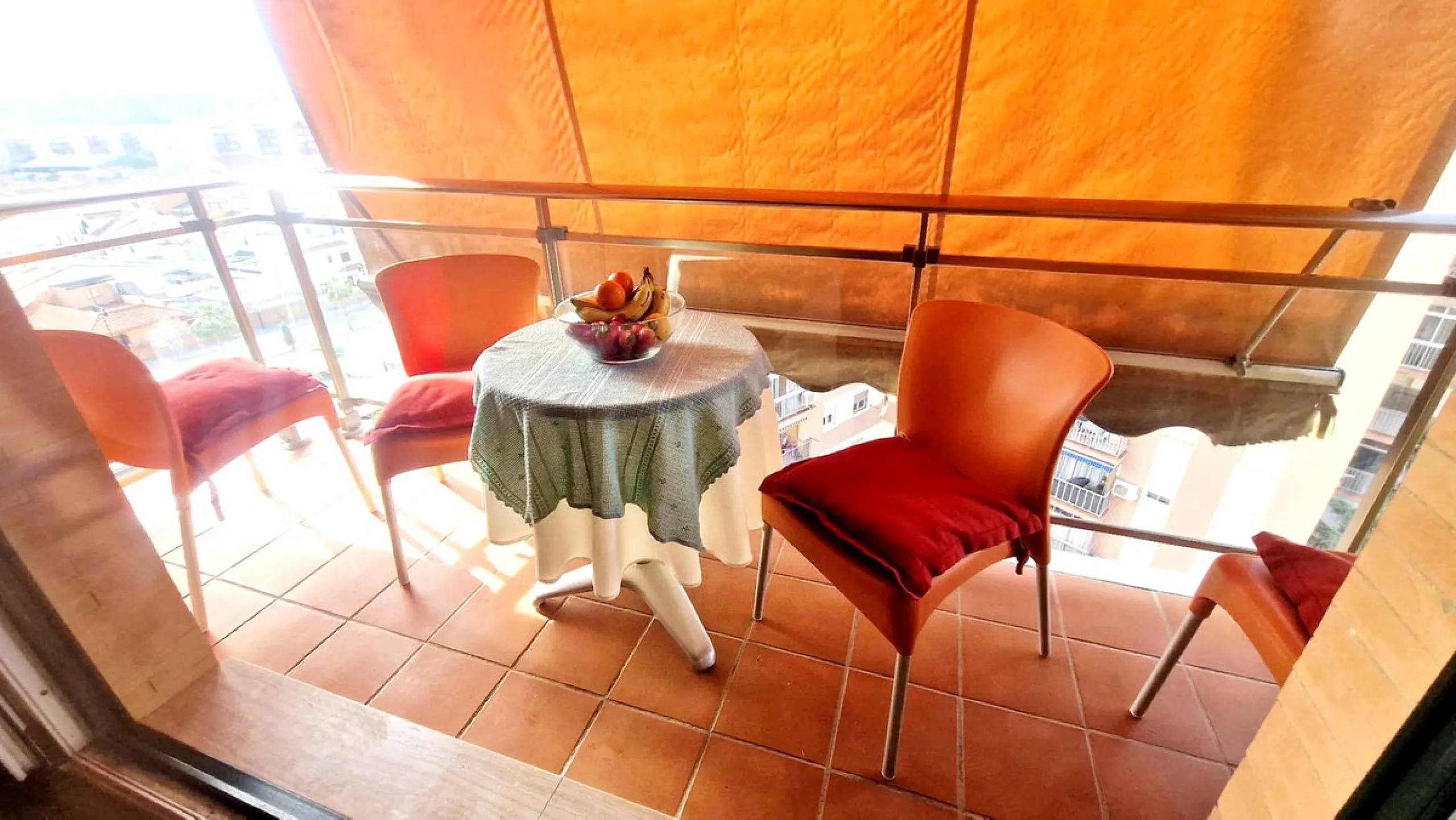Cozy apartment with 2 terraces for sale in Fuengirola close to all amenities. Set in a excellent quality building, this sunny one bed apartment offers a large terrace with morning sun ideal for dining or sunbathing and partial sea views and a smaller one 