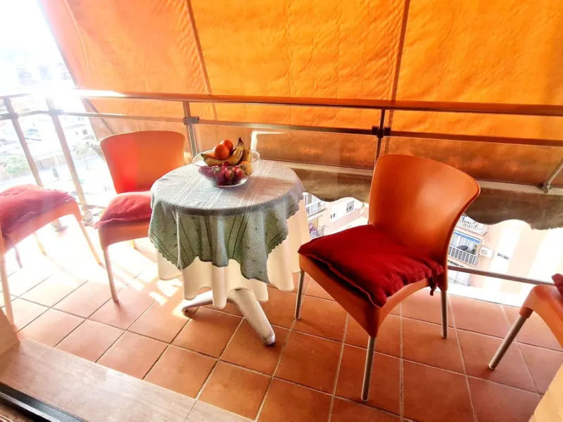 Cozy apartment with 2 terraces for sale in Fuengirola close to all amenities. Set in a excellent quality building, this sunny one bed apartment offers a large terrace with morning sun ideal for dining or sunbathing and partial sea views and a smaller one 