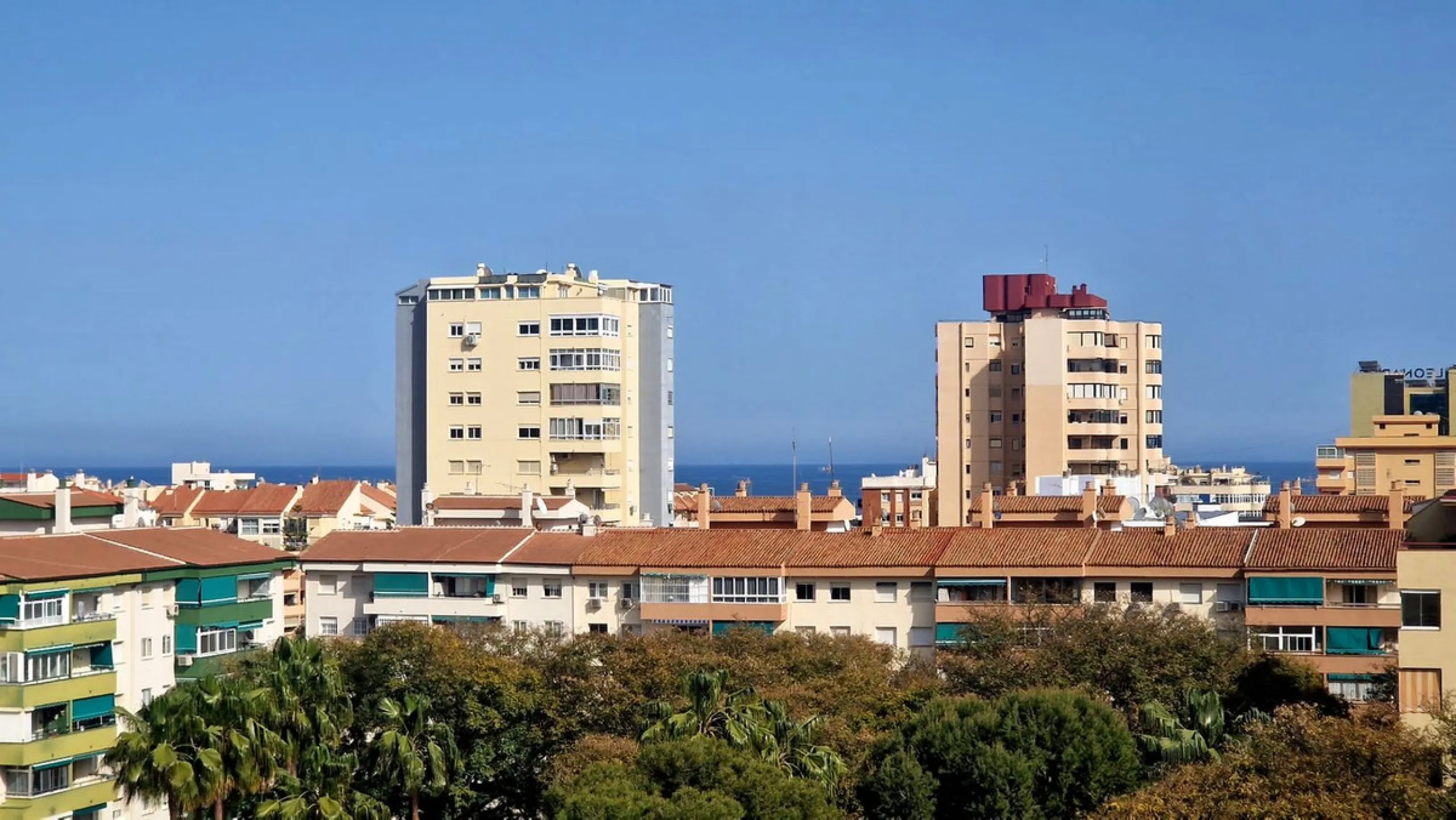 Cozy apartment with 2 terraces for sale in Fuengirola close to all amenities. Set in a excellent quality building, this sunny one bed apartment offers a large terrace with morning sun ideal for dining or sunbathing and partial sea views and a smaller one 