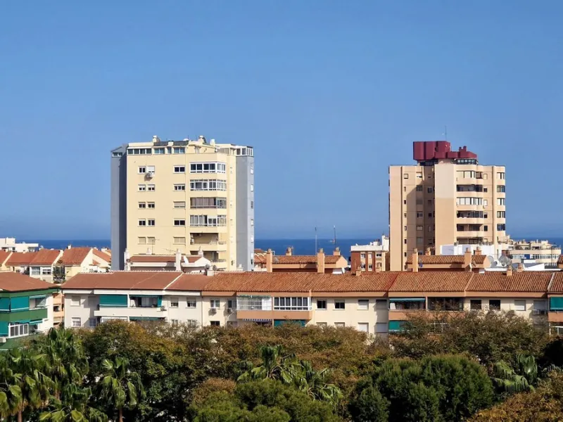 Cozy apartment with 2 terraces for sale in Fuengirola close to all amenities. Set in a excellent quality building, this sunny one bed apartment offers a large terrace with morning sun ideal for dining or sunbathing and partial sea views and a smaller one 