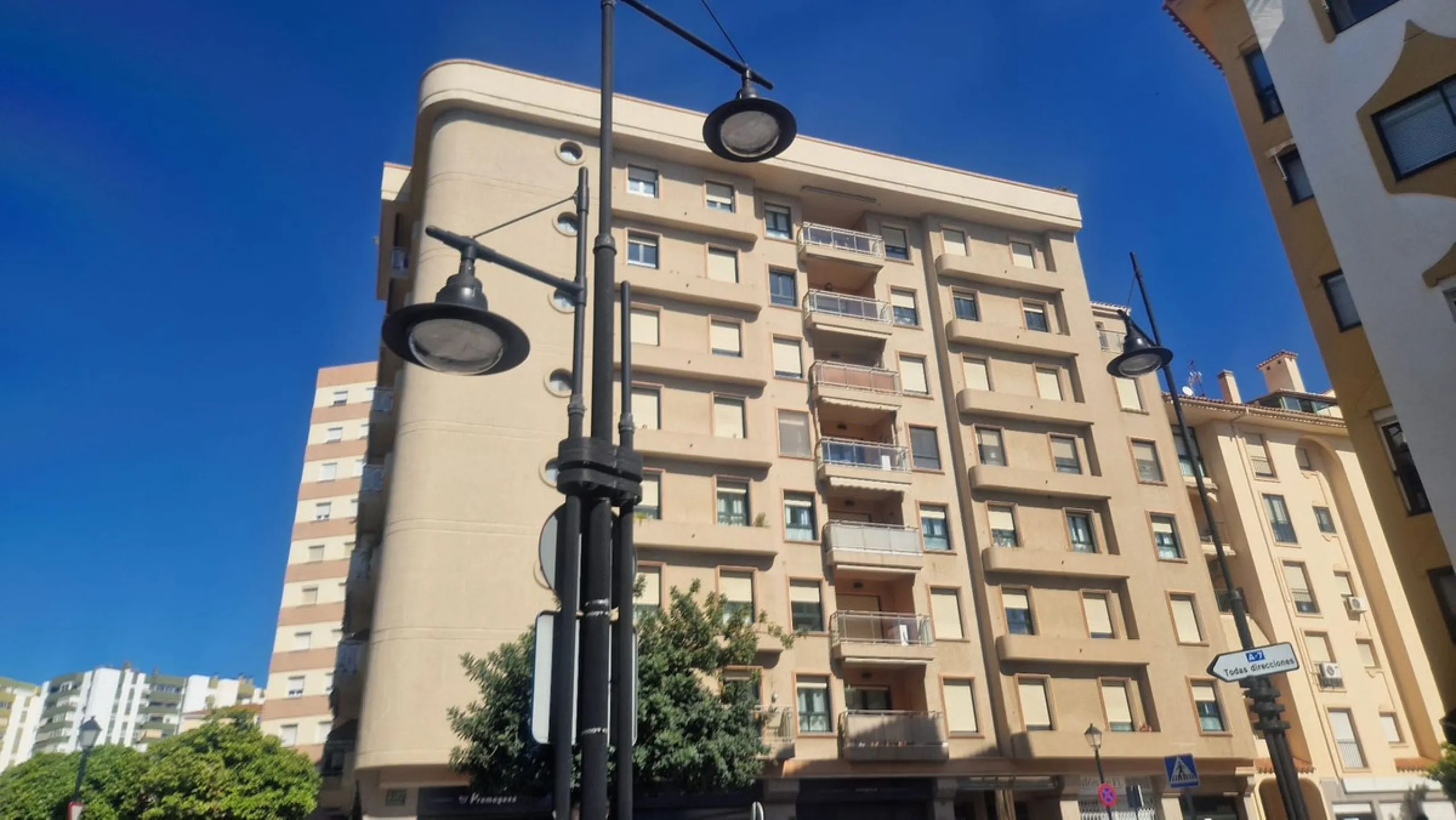 Cozy apartment with 2 terraces for sale in Fuengirola close to all amenities. Set in a excellent quality building, this sunny one bed apartment offers a large terrace with morning sun ideal for dining or sunbathing and partial sea views and a smaller one 