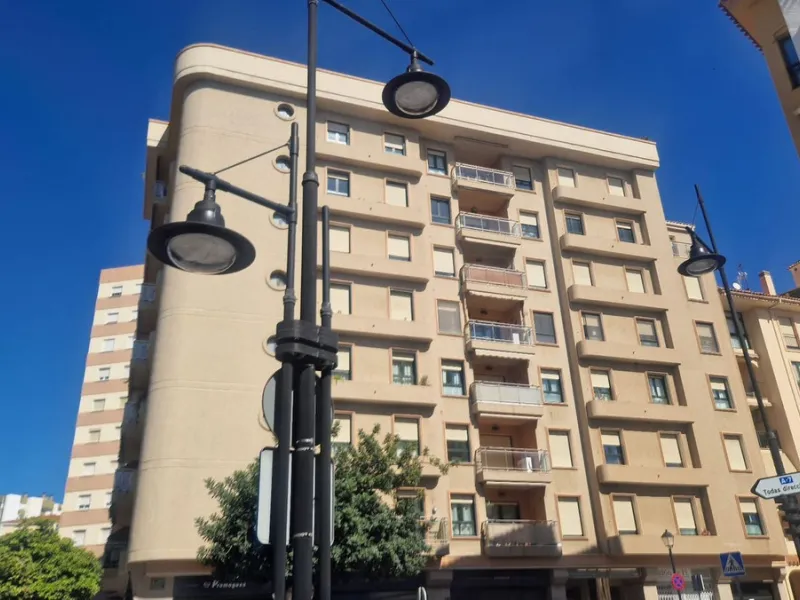 Cozy apartment with 2 terraces for sale in Fuengirola close to all amenities. Set in a excellent quality building, this sunny one bed apartment offers a large terrace with morning sun ideal for dining or sunbathing and partial sea views and a smaller one 