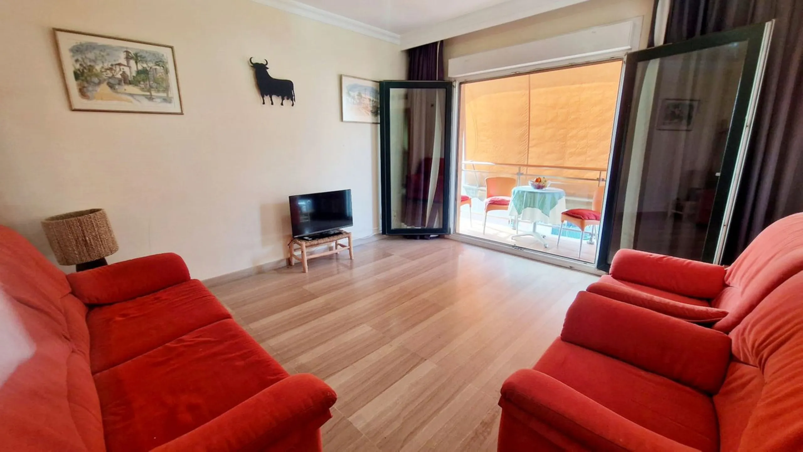 Cozy apartment with 2 terraces for sale in Fuengirola close to all amenities. Set in a excellent quality building, this sunny one bed apartment offers a large terrace with morning sun ideal for dining or sunbathing and partial sea views and a smaller one 