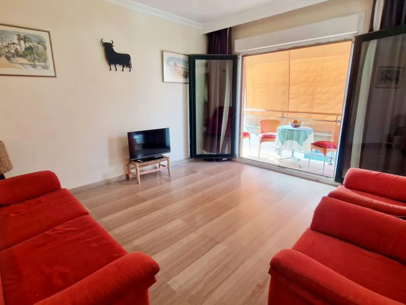 Cozy apartment with 2 terraces for sale in Fuengirola close to all amenities. Set in a excellent quality building, this sunny one bed apartment offers a large terrace with morning sun ideal for dining or sunbathing and partial sea views and a smaller one 