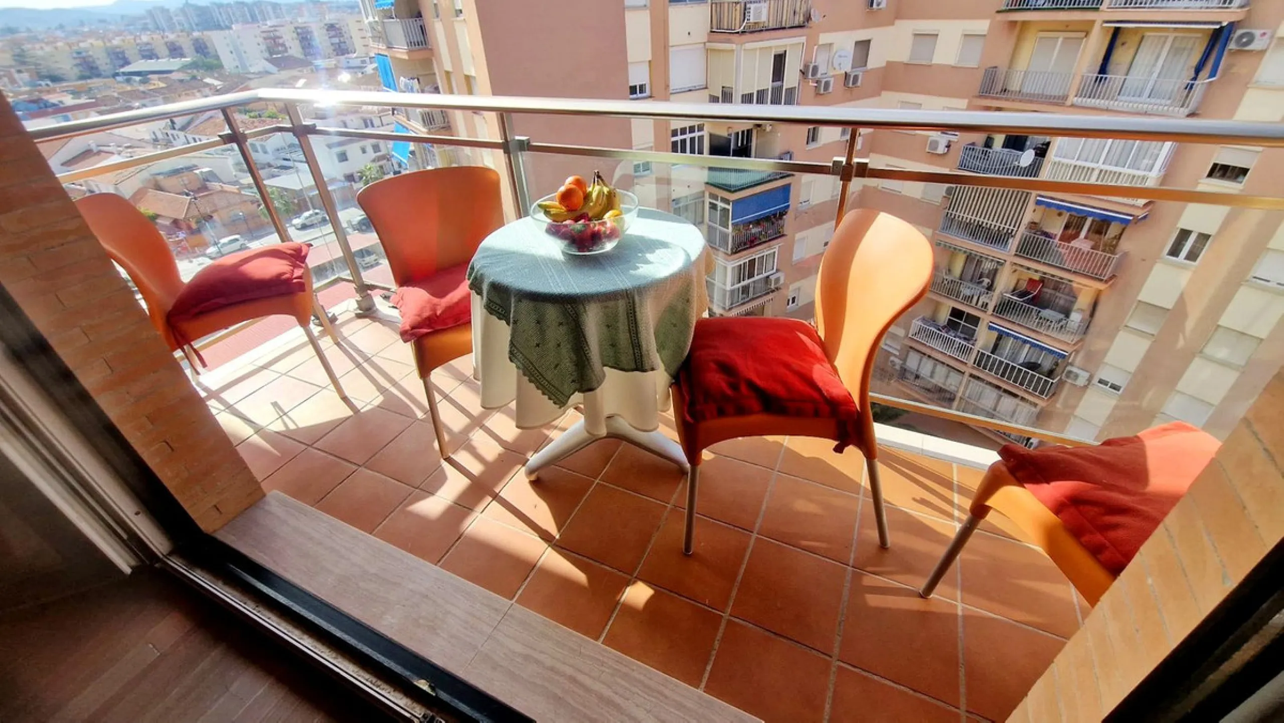 Cozy apartment with 2 terraces for sale in Fuengirola close to all amenities. Set in a excellent quality building, this sunny one bed apartment offers a large terrace with morning sun ideal for dining or sunbathing and partial sea views and a smaller one 