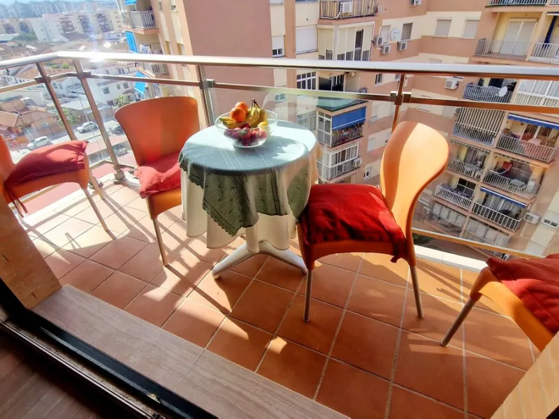 Cozy apartment with 2 terraces for sale in Fuengirola close to all amenities. Set in a excellent quality building, this sunny one bed apartment offers a large terrace with morning sun ideal for dining or sunbathing and partial sea views and a smaller one 