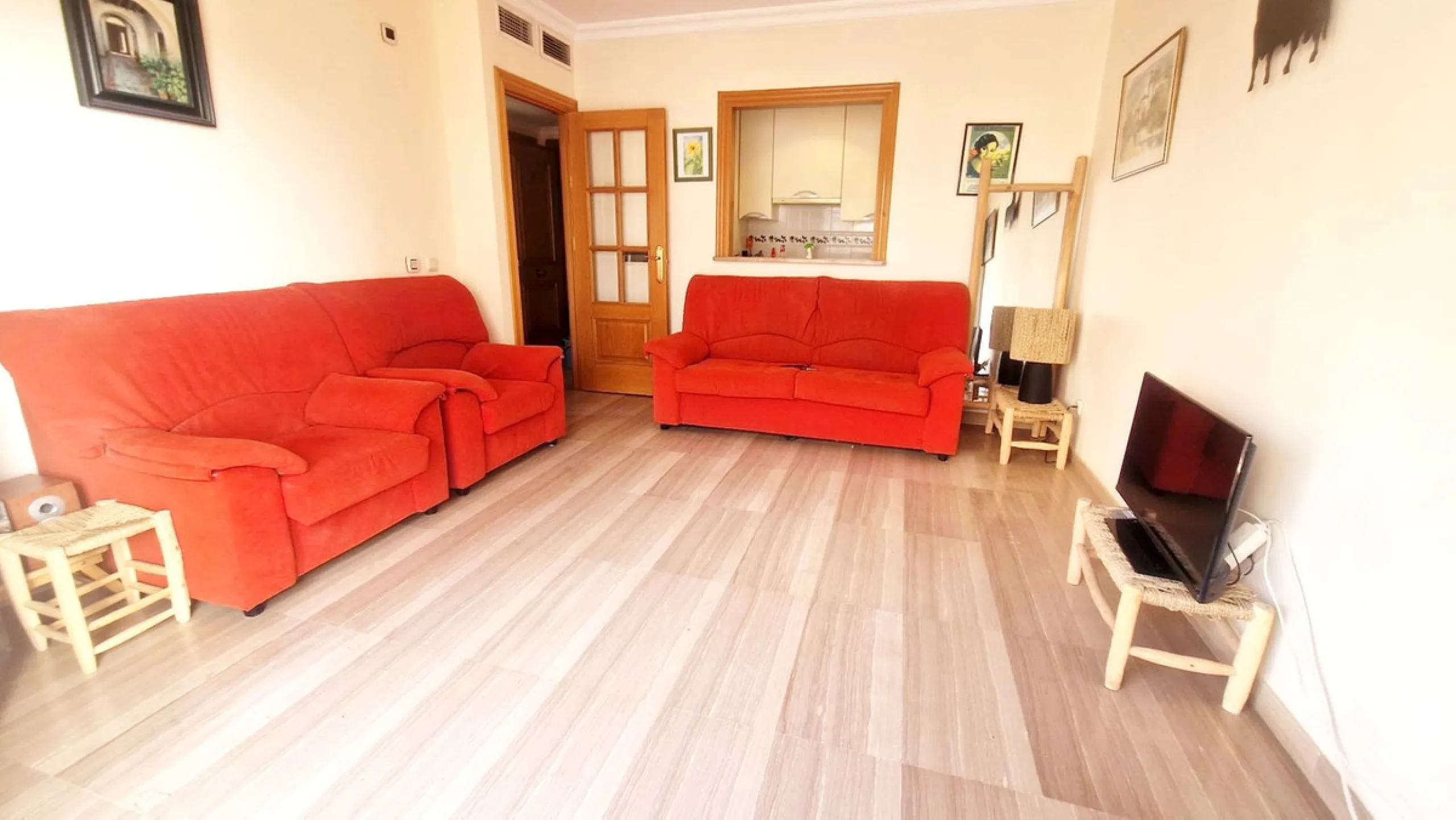 Cozy apartment with 2 terraces for sale in Fuengirola close to all amenities. Set in a excellent quality building, this sunny one bed apartment offers a large terrace with morning sun ideal for dining or sunbathing and partial sea views and a smaller one 