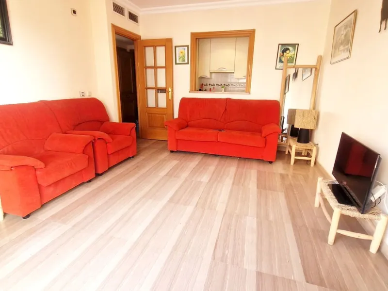 Cozy apartment with 2 terraces for sale in Fuengirola close to all amenities. Set in a excellent quality building, this sunny one bed apartment offers a large terrace with morning sun ideal for dining or sunbathing and partial sea views and a smaller one 