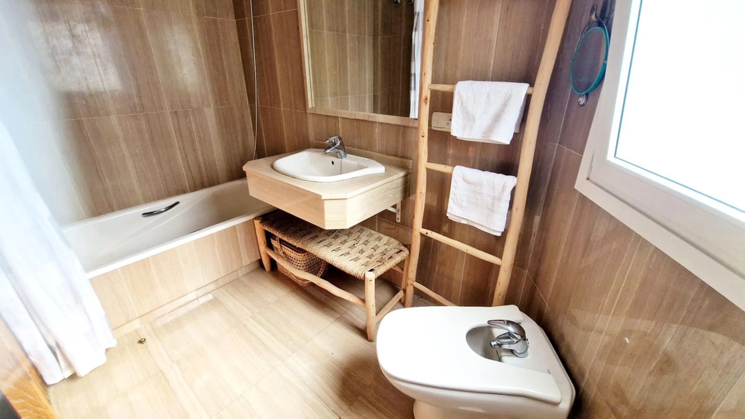 Cozy apartment with 2 terraces for sale in Fuengirola close to all amenities. Set in a excellent quality building, this sunny one bed apartment offers a large terrace with morning sun ideal for dining or sunbathing and partial sea views and a smaller one 