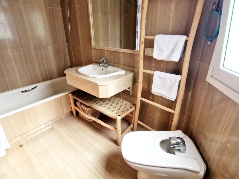 Cozy apartment with 2 terraces for sale in Fuengirola close to all amenities. Set in a excellent quality building, this sunny one bed apartment offers a large terrace with morning sun ideal for dining or sunbathing and partial sea views and a smaller one 