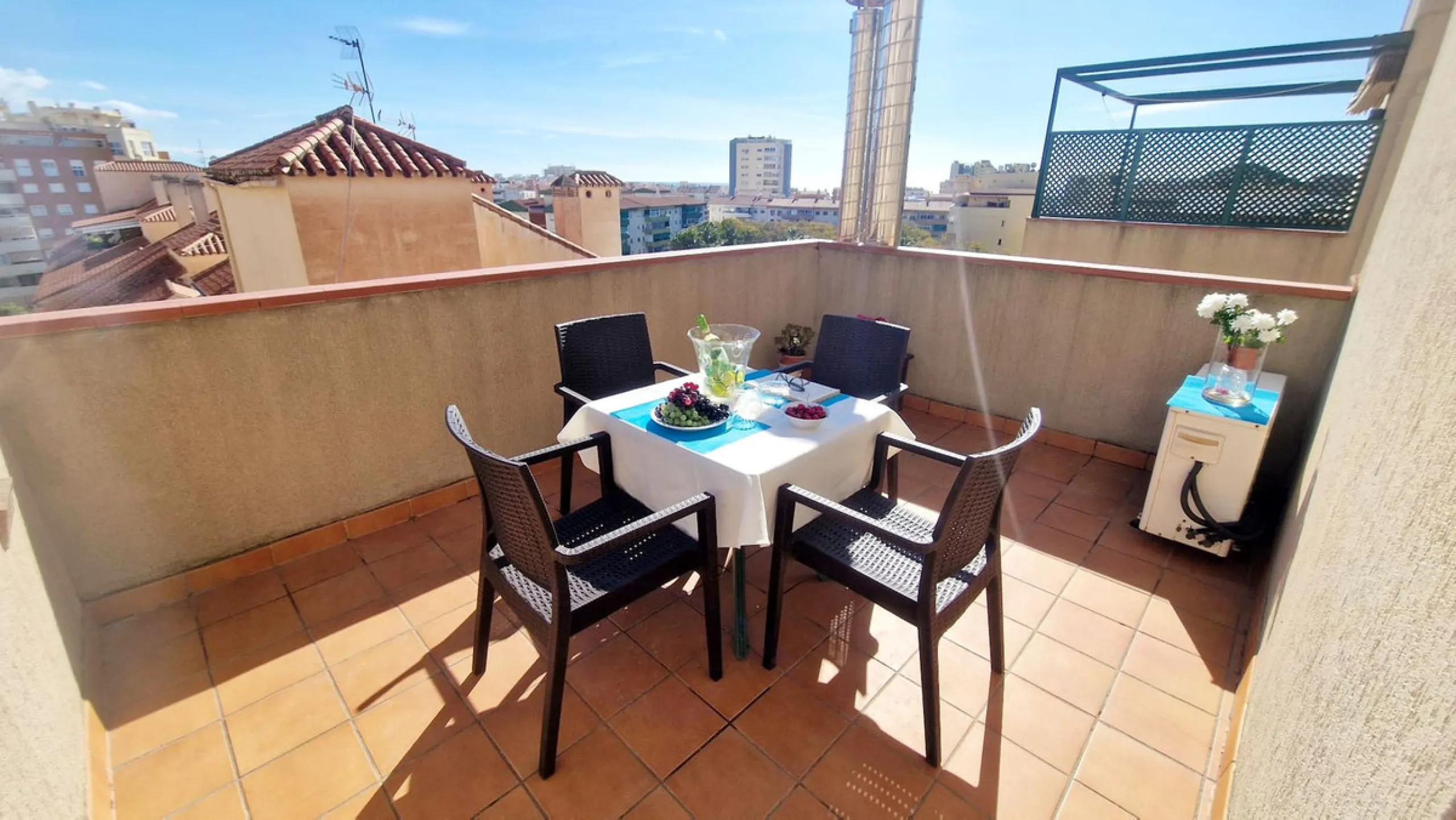 Cozy apartment with 2 terraces for sale in Fuengirola close to all amenities. Set in a excellent quality building, this sunny one bed apartment offers a large terrace with morning sun ideal for dining or sunbathing and partial sea views and a smaller one 
