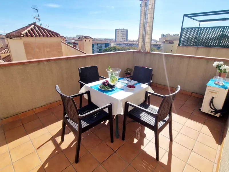 Cozy apartment with 2 terraces for sale in Fuengirola close to all amenities. Set in a excellent quality building, this sunny one bed apartment offers a large terrace with morning sun ideal for dining or sunbathing and partial sea views and a smaller one 