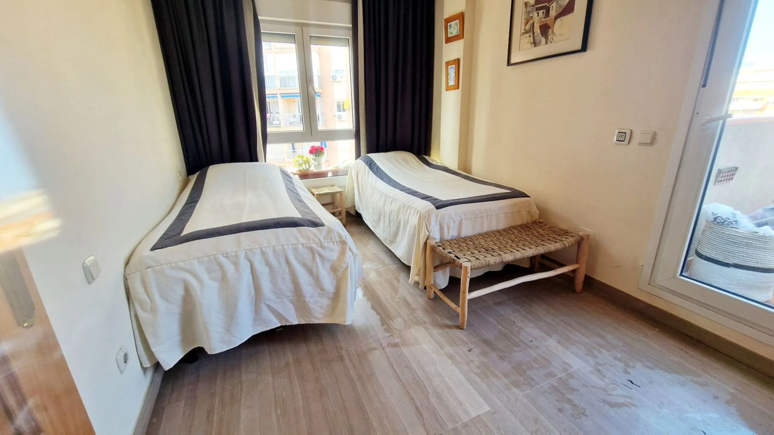 Cozy apartment with 2 terraces for sale in Fuengirola close to all amenities. Set in a excellent quality building, this sunny one bed apartment offers a large terrace with morning sun ideal for dining or sunbathing and partial sea views and a smaller one 
