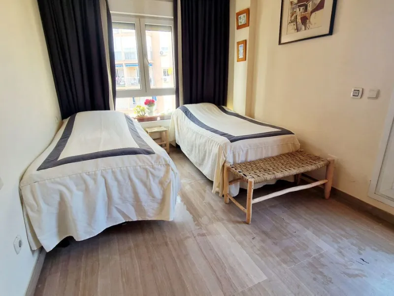 Cozy apartment with 2 terraces for sale in Fuengirola close to all amenities. Set in a excellent quality building, this sunny one bed apartment offers a large terrace with morning sun ideal for dining or sunbathing and partial sea views and a smaller one 