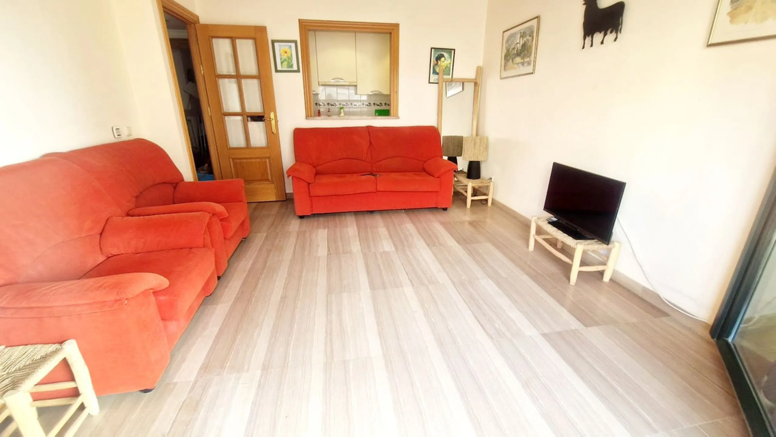Cozy apartment with 2 terraces for sale in Fuengirola close to all amenities. Set in a excellent quality building, this sunny one bed apartment offers a large terrace with morning sun ideal for dining or sunbathing and partial sea views and a smaller one 