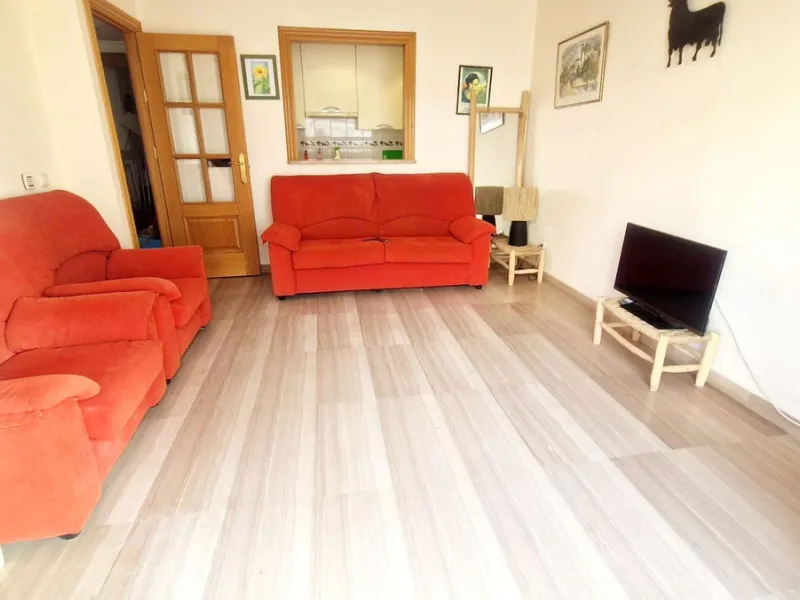 Cozy apartment with 2 terraces for sale in Fuengirola close to all amenities. Set in a excellent quality building, this sunny one bed apartment offers a large terrace with morning sun ideal for dining or sunbathing and partial sea views and a smaller one 