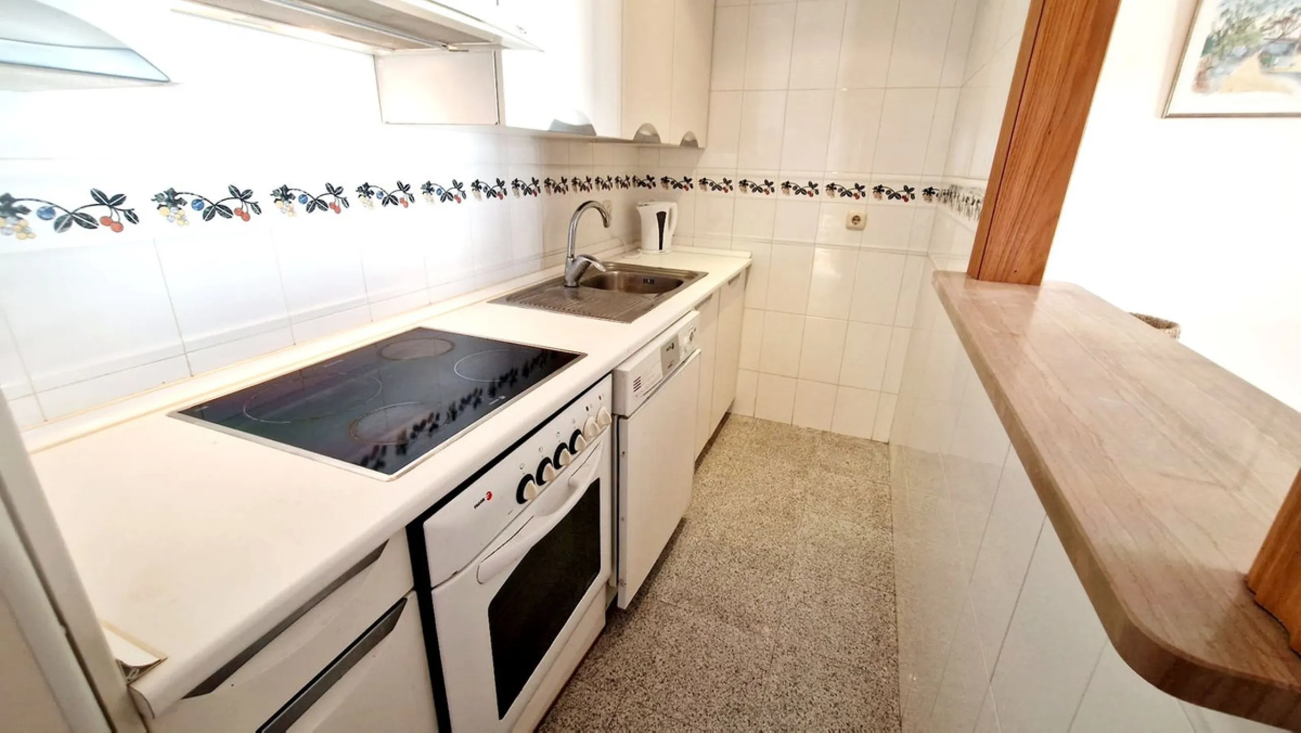 Cozy apartment with 2 terraces for sale in Fuengirola close to all amenities. Set in a excellent quality building, this sunny one bed apartment offers a large terrace with morning sun ideal for dining or sunbathing and partial sea views and a smaller one 