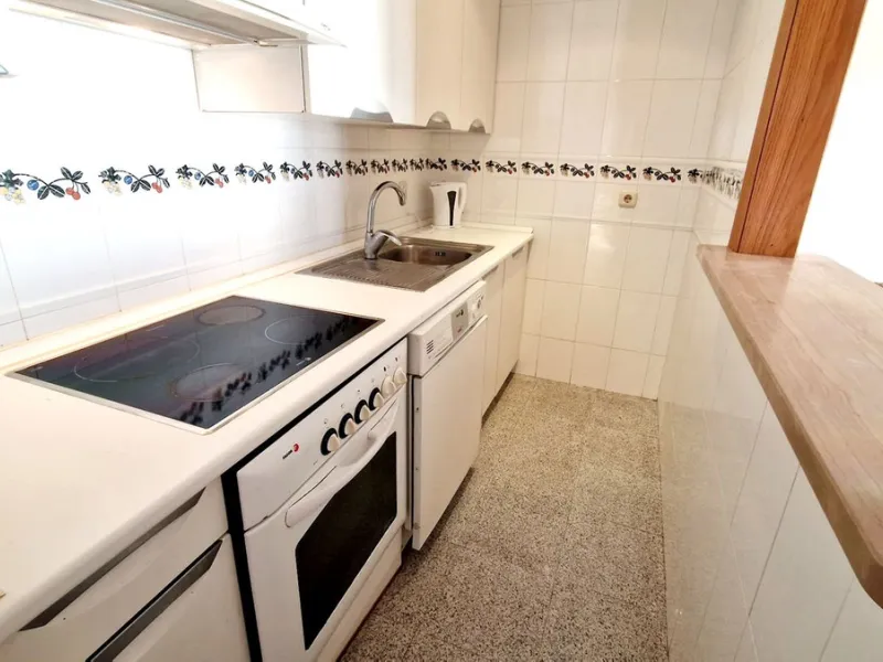 Cozy apartment with 2 terraces for sale in Fuengirola close to all amenities. Set in a excellent quality building, this sunny one bed apartment offers a large terrace with morning sun ideal for dining or sunbathing and partial sea views and a smaller one 