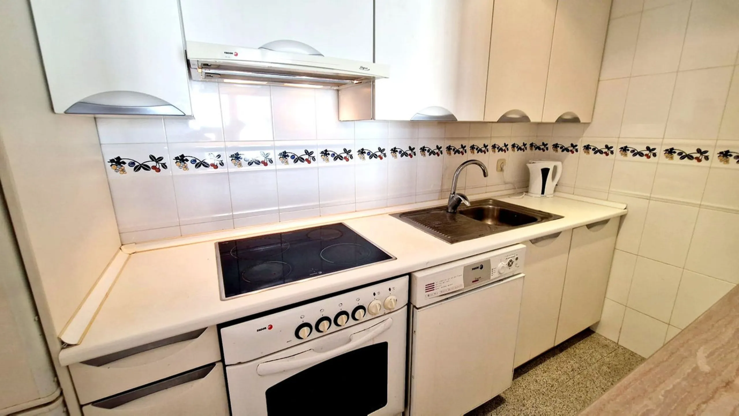 Cozy apartment with 2 terraces for sale in Fuengirola close to all amenities. Set in a excellent quality building, this sunny one bed apartment offers a large terrace with morning sun ideal for dining or sunbathing and partial sea views and a smaller one 