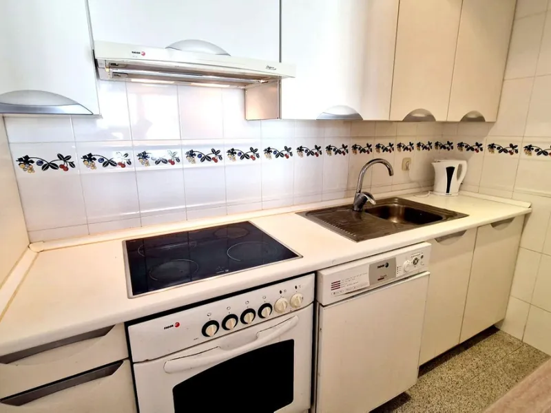 Cozy apartment with 2 terraces for sale in Fuengirola close to all amenities. Set in a excellent quality building, this sunny one bed apartment offers a large terrace with morning sun ideal for dining or sunbathing and partial sea views and a smaller one 
