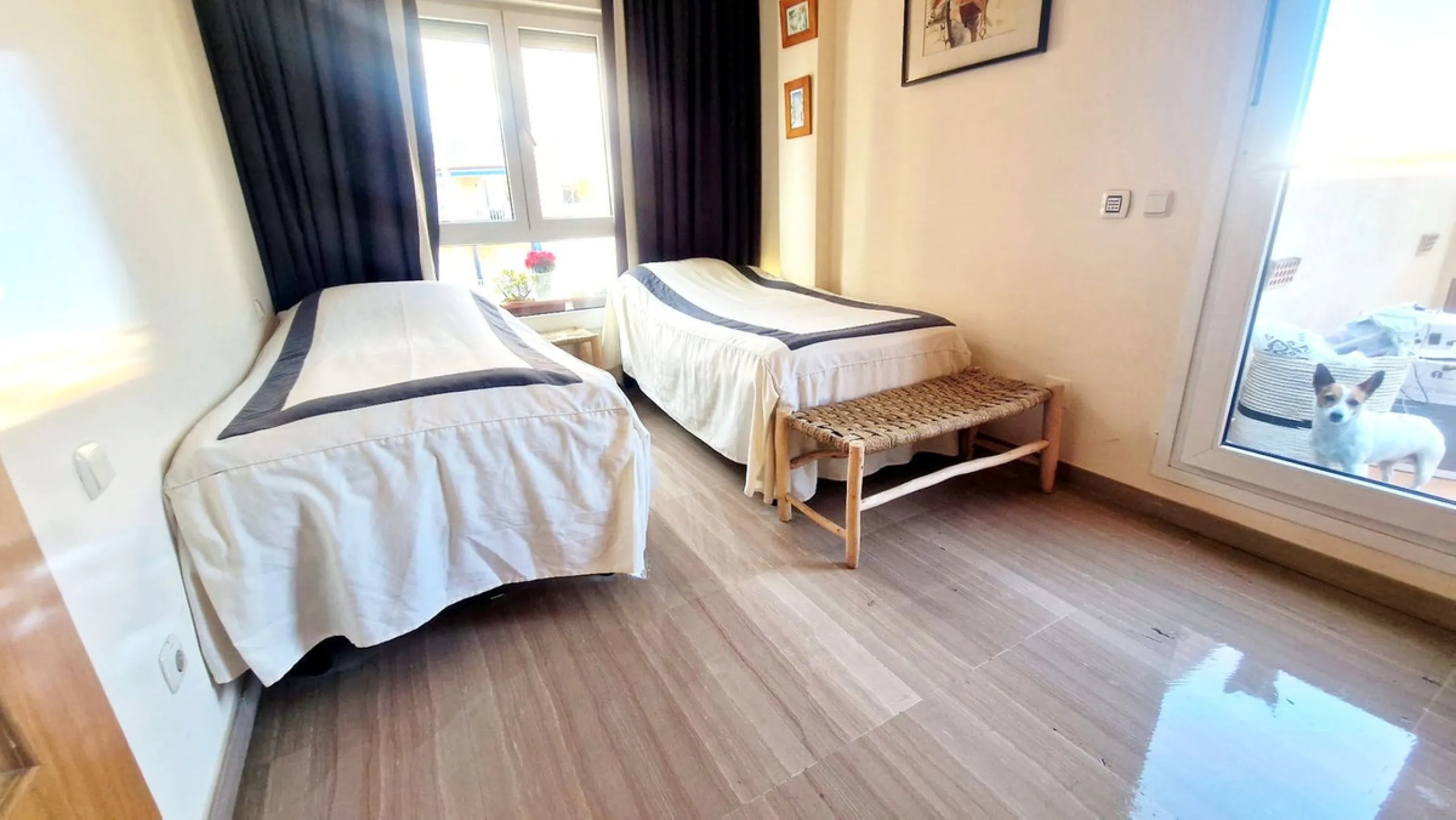 Cozy apartment with 2 terraces for sale in Fuengirola close to all amenities. Set in a excellent quality building, this sunny one bed apartment offers a large terrace with morning sun ideal for dining or sunbathing and partial sea views and a smaller one 
