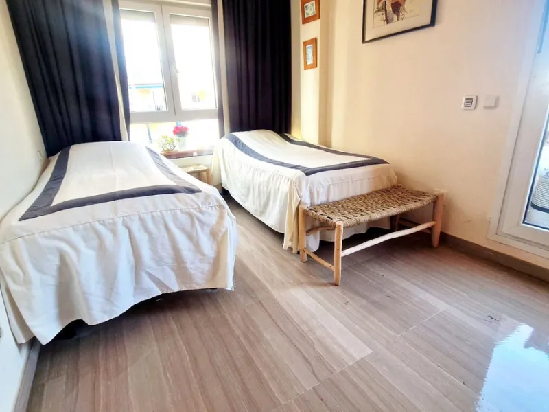 Cozy apartment with 2 terraces for sale in Fuengirola close to all amenities. Set in a excellent quality building, this sunny one bed apartment offers a large terrace with morning sun ideal for dining or sunbathing and partial sea views and a smaller one 