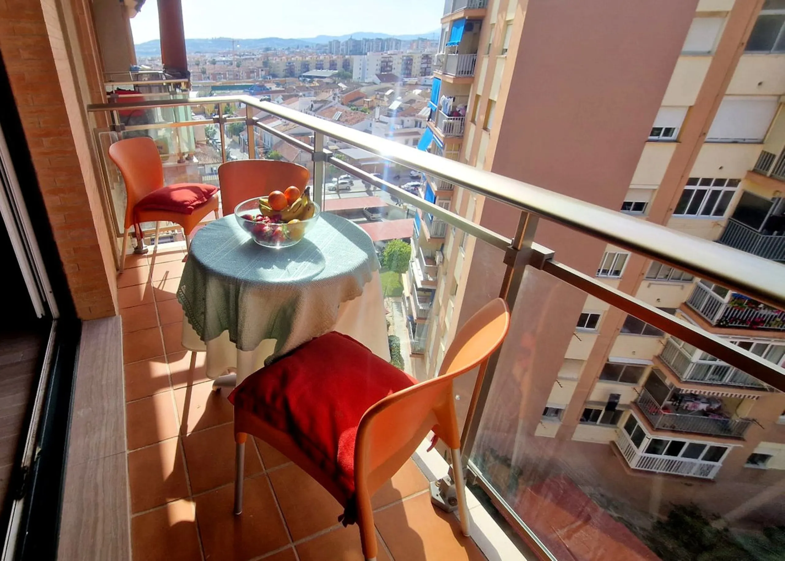Cozy apartment with 2 terraces for sale in Fuengirola close to all amenities. Set in a excellent quality building, this sunny one bed apartment offers a large terrace with morning sun ideal for dining or sunbathing and partial sea views and a smaller one 