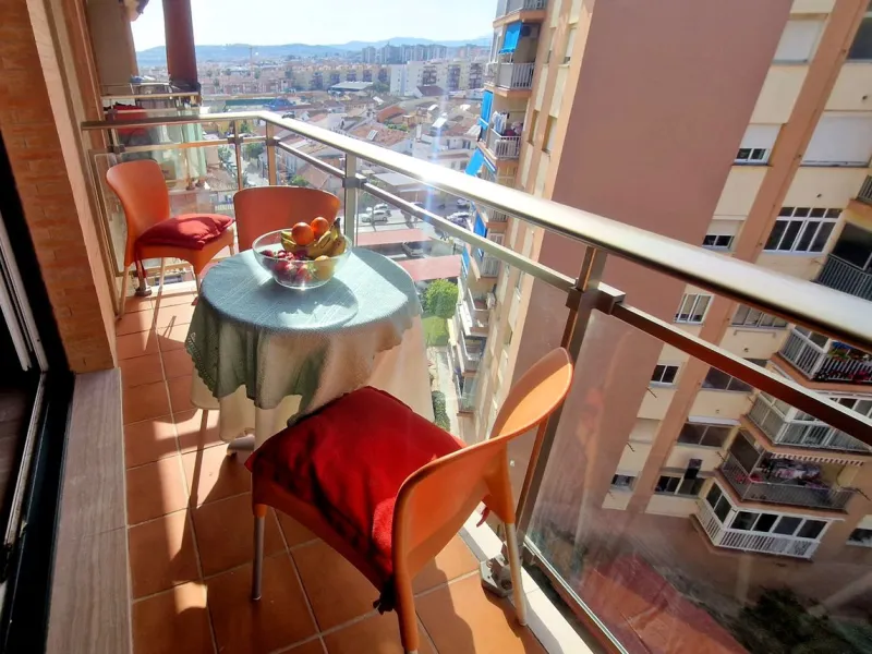 Cozy apartment with 2 terraces for sale in Fuengirola close to all amenities. Set in a excellent quality building, this sunny one bed apartment offers a large terrace with morning sun ideal for dining or sunbathing and partial sea views and a smaller one 
