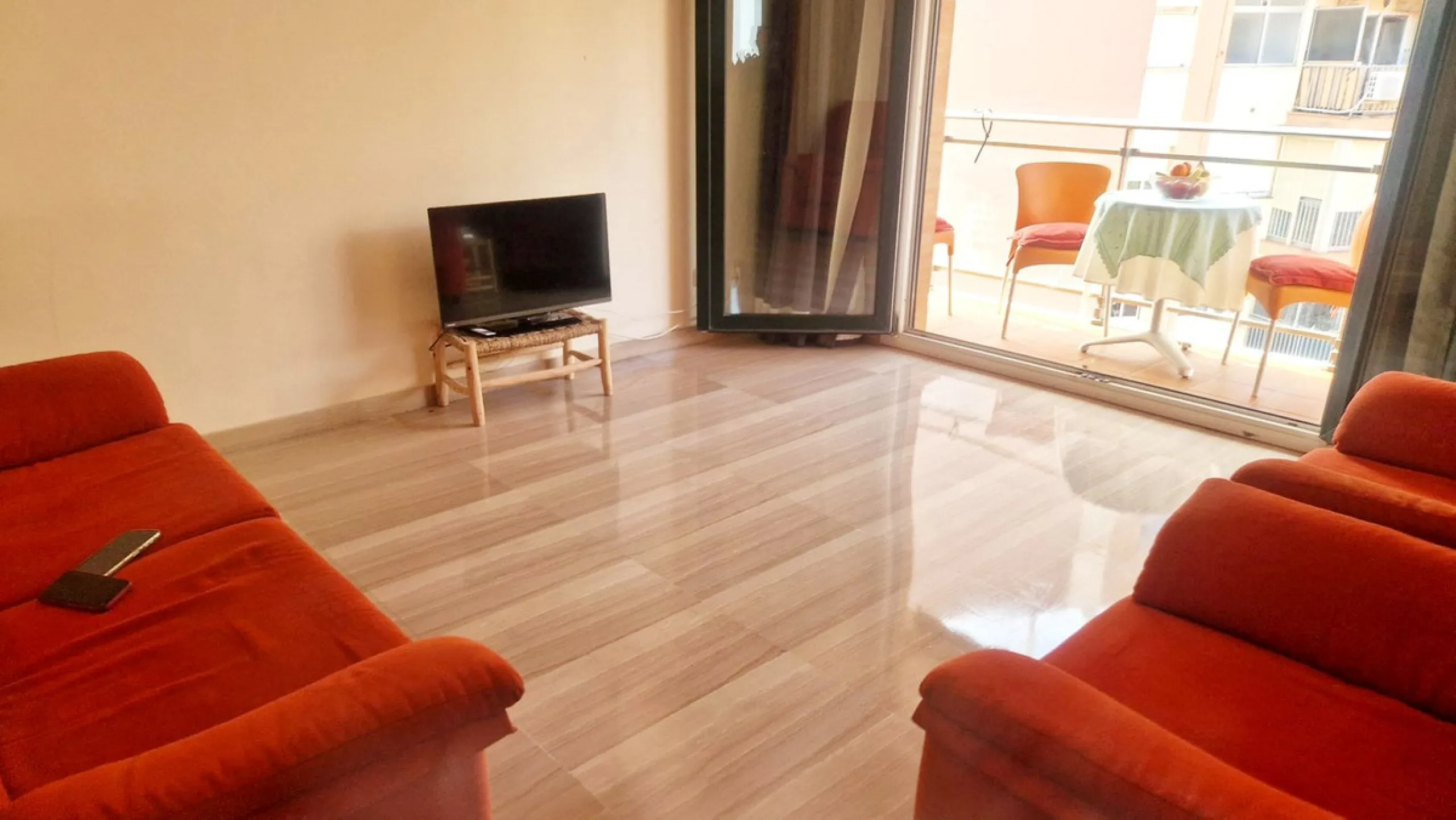 Cozy apartment with 2 terraces for sale in Fuengirola close to all amenities. Set in a excellent quality building, this sunny one bed apartment offers a large terrace with morning sun ideal for dining or sunbathing and partial sea views and a smaller one 