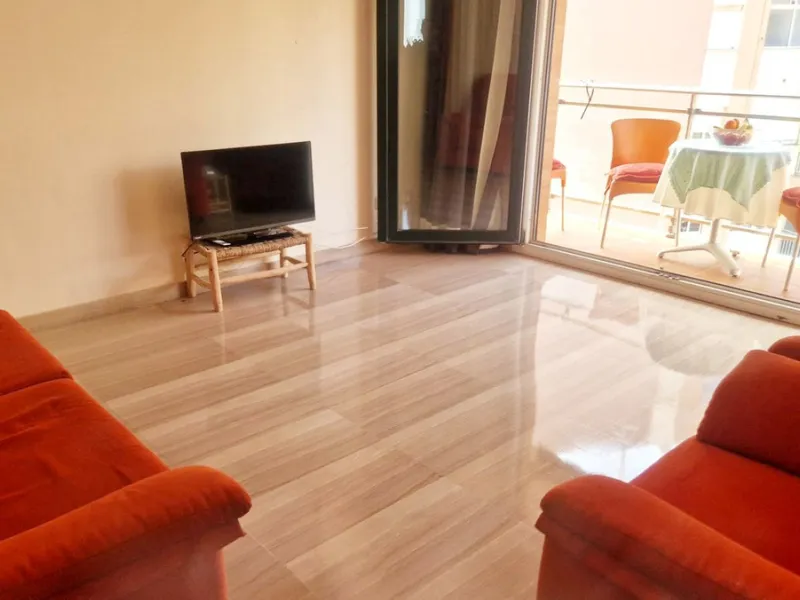 Cozy apartment with 2 terraces for sale in Fuengirola close to all amenities. Set in a excellent quality building, this sunny one bed apartment offers a large terrace with morning sun ideal for dining or sunbathing and partial sea views and a smaller one 
