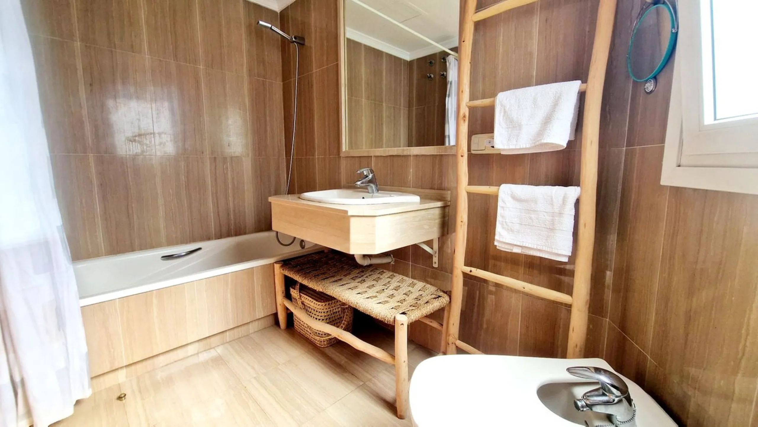 Cozy apartment with 2 terraces for sale in Fuengirola close to all amenities. Set in a excellent quality building, this sunny one bed apartment offers a large terrace with morning sun ideal for dining or sunbathing and partial sea views and a smaller one 