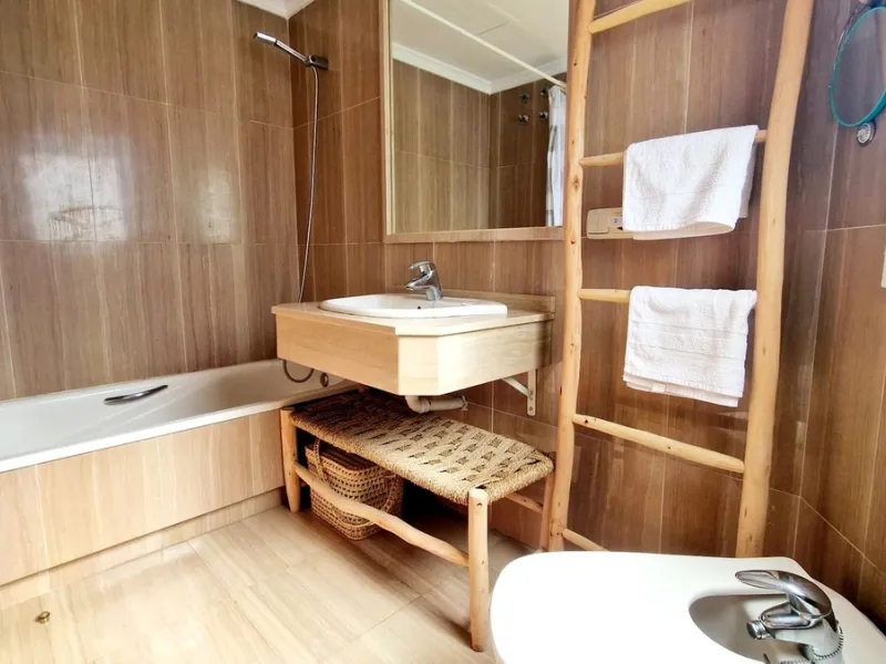 Cozy apartment with 2 terraces for sale in Fuengirola close to all amenities. Set in a excellent quality building, this sunny one bed apartment offers a large terrace with morning sun ideal for dining or sunbathing and partial sea views and a smaller one 