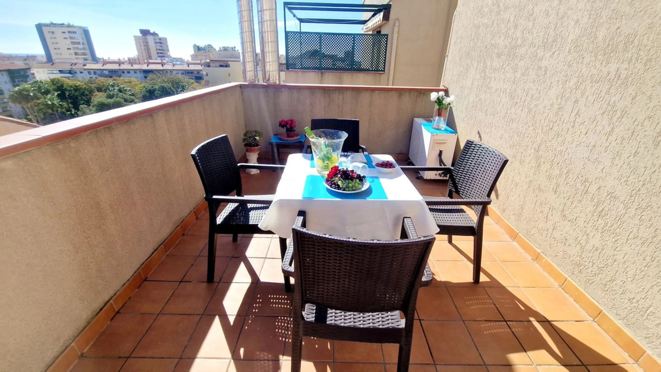 Cozy apartment with 2 terraces for sale in Fuengirola close to all amenities. Set in a excellent quality building, this sunny one bed apartment offers a large terrace with morning sun ideal for dining or sunbathing and partial sea views and a smaller one 