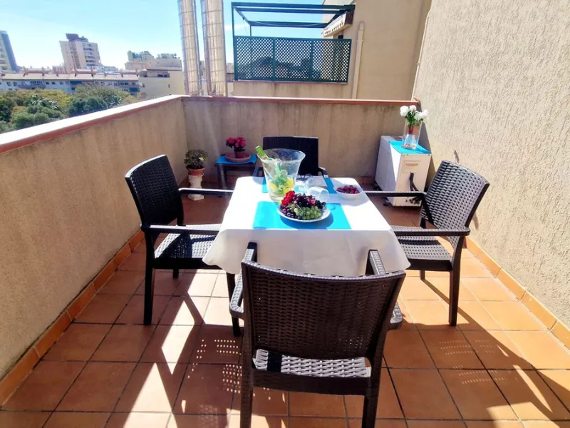 Cozy apartment with 2 terraces for sale in Fuengirola close to all amenities. Set in a excellent quality building, this sunny one bed apartment offers a large terrace with morning sun ideal for dining or sunbathing and partial sea views and a smaller one 