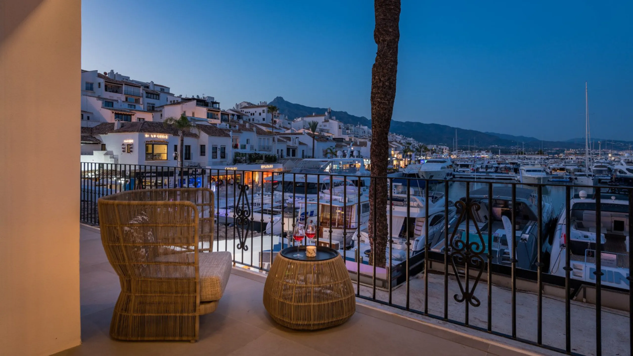 Nestled within the prestigious Benabola building in Puerto Banús, this exclusive frontline apartment captures the essence of luxury living on the Costa del Sol. Positioned directly in front of Pantalán 0 — home to the marina's largest yachts — the residen