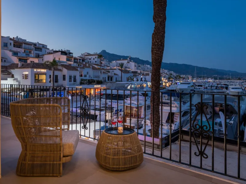 Nestled within the prestigious Benabola building in Puerto Banús, this exclusive frontline apartment captures the essence of luxury living on the Costa del Sol. Positioned directly in front of Pantalán 0 — home to the marina's largest yachts — the residen