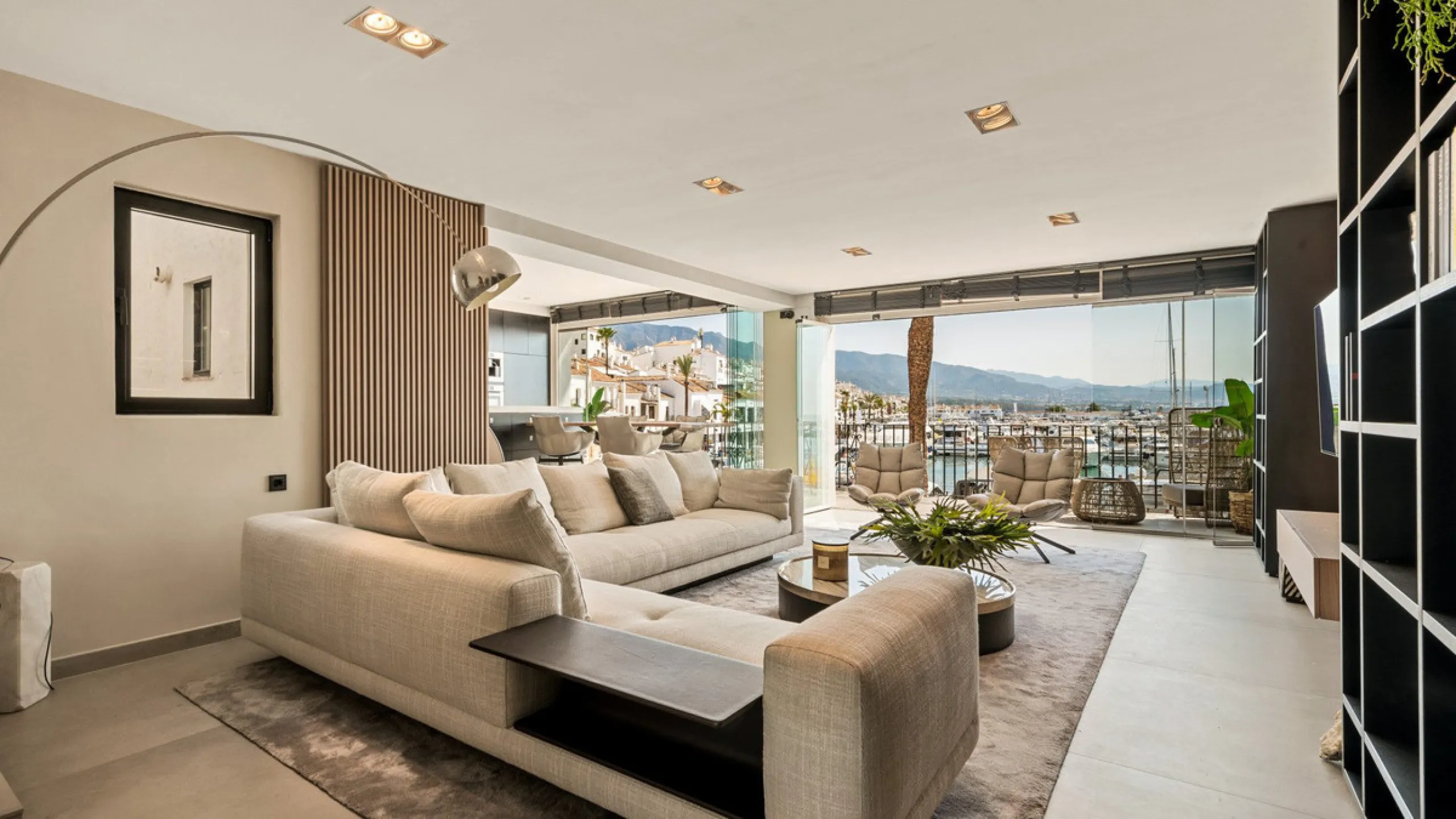 Nestled within the prestigious Benabola building in Puerto Banús, this exclusive frontline apartment captures the essence of luxury living on the Costa del Sol. Positioned directly in front of Pantalán 0 — home to the marina's largest yachts — the residen