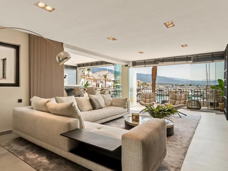 Nestled within the prestigious Benabola building in Puerto Banús, this exclusive frontline apartment captures the essence of luxury living on the Costa del Sol. Positioned directly in front of Pantalán 0 — home to the marina's largest yachts — the residen