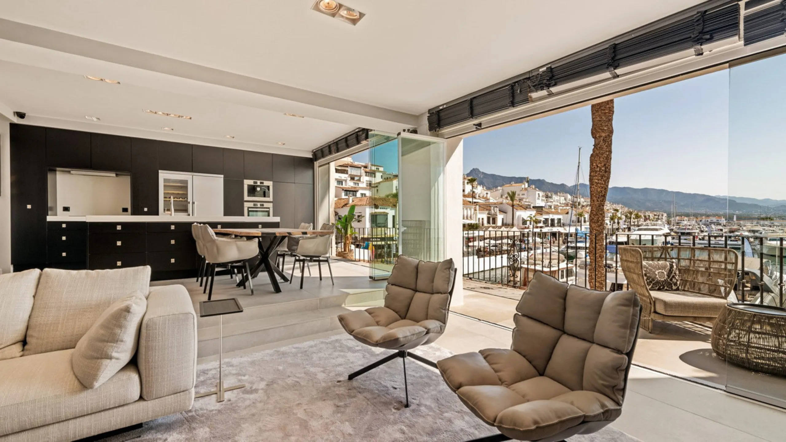 Nestled within the prestigious Benabola building in Puerto Banús, this exclusive frontline apartment captures the essence of luxury living on the Costa del Sol. Positioned directly in front of Pantalán 0 — home to the marina's largest yachts — the residen