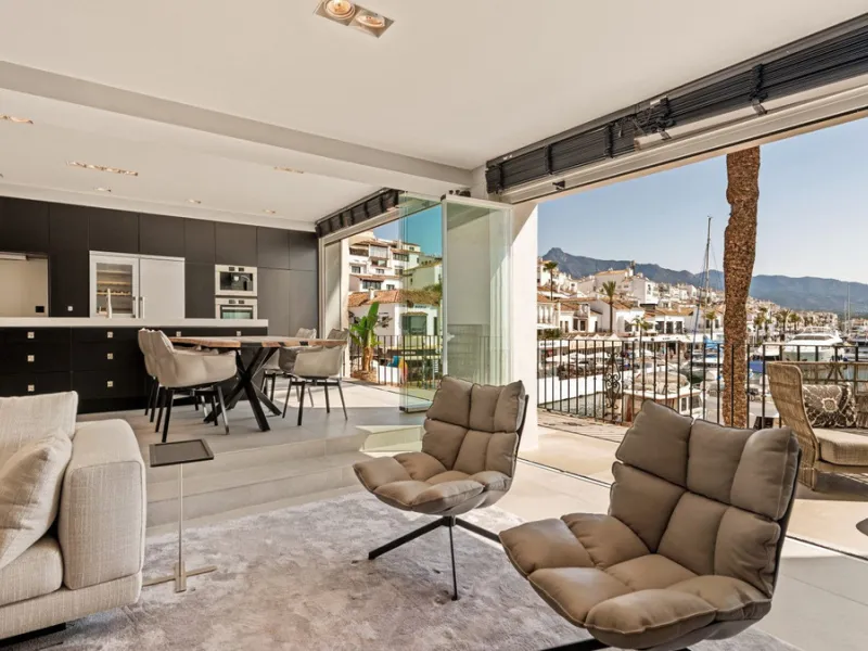 Nestled within the prestigious Benabola building in Puerto Banús, this exclusive frontline apartment captures the essence of luxury living on the Costa del Sol. Positioned directly in front of Pantalán 0 — home to the marina's largest yachts — the residen