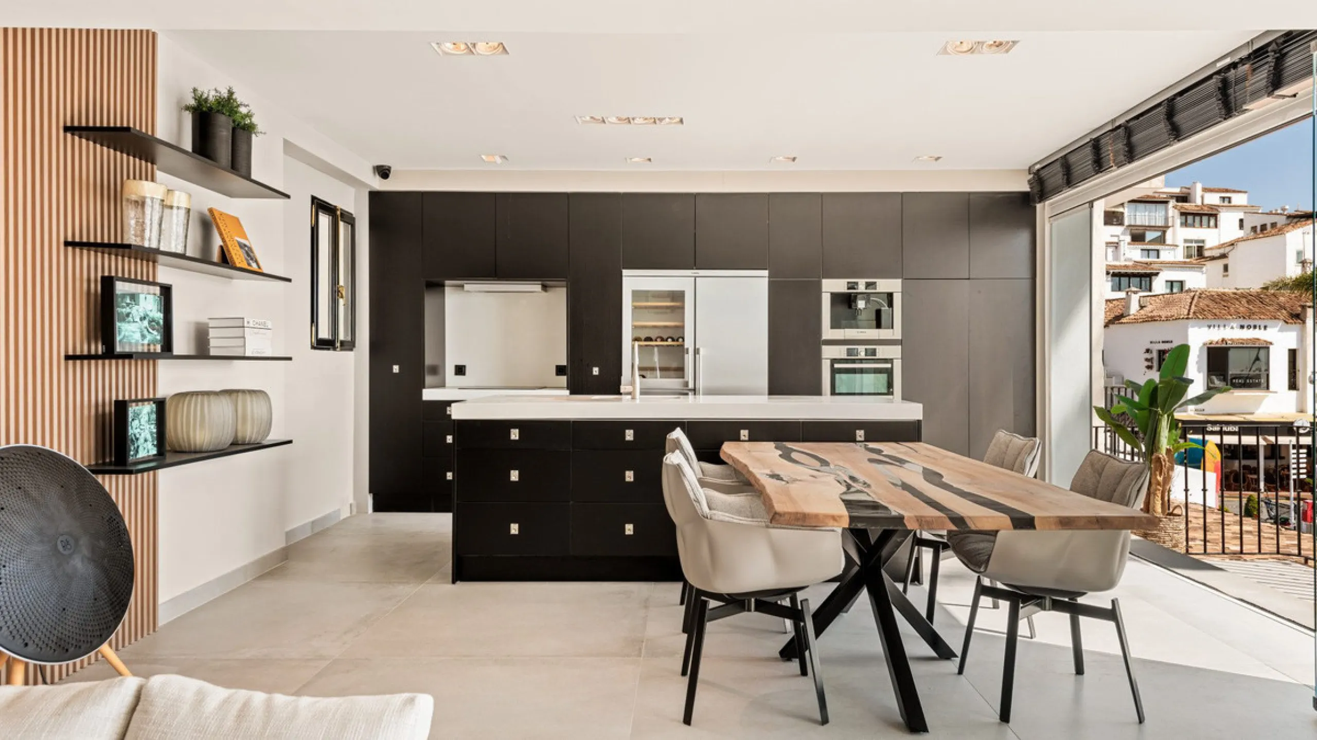 Nestled within the prestigious Benabola building in Puerto Banús, this exclusive frontline apartment captures the essence of luxury living on the Costa del Sol. Positioned directly in front of Pantalán 0 — home to the marina's largest yachts — the residen
